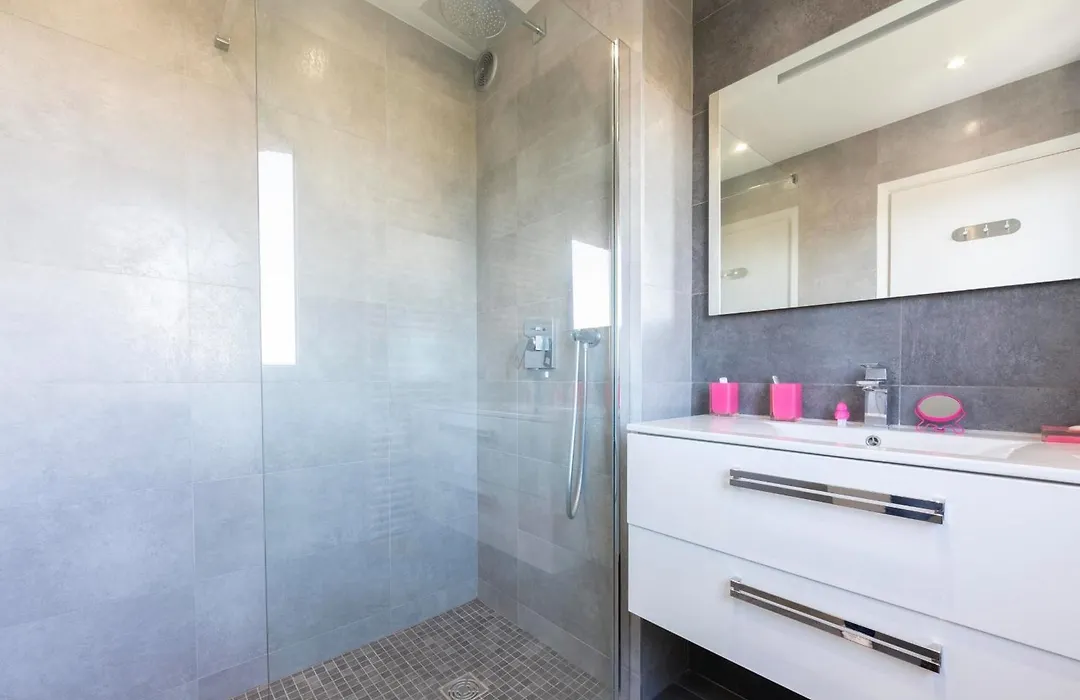 Le Chambord Stylish 2-Bedroom Apartment With Breathtaking View In Antibes!-1